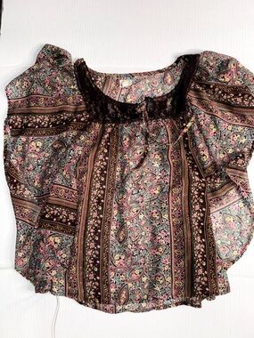 Mudd Paisley print butterfly wing sleeve. Tie neck blouse. Med